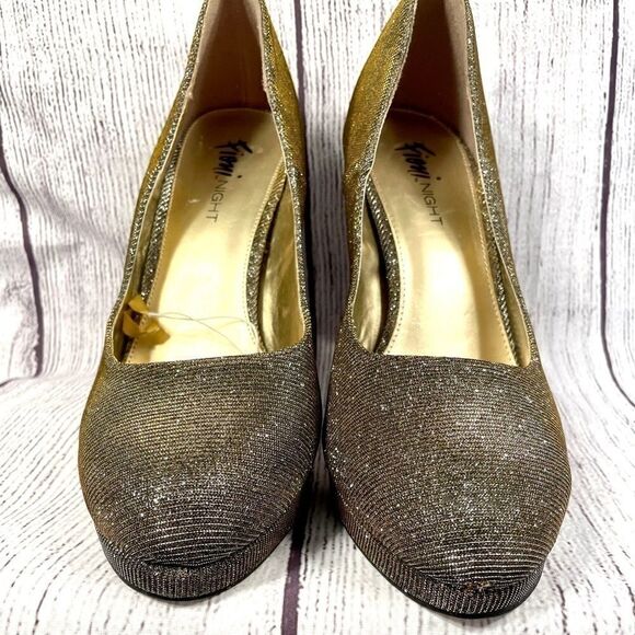 GOLD METALLIC PLATFORM SIZE 9.5 4.5” HEEL - Picture 3 of 5